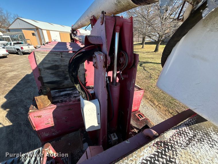 image for item FB3569 1998 Ford F-800 forestry bucket truck