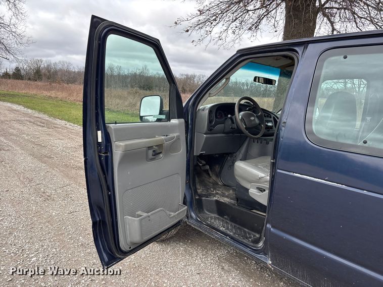 image for item FB3573 2003 Ford E150 van