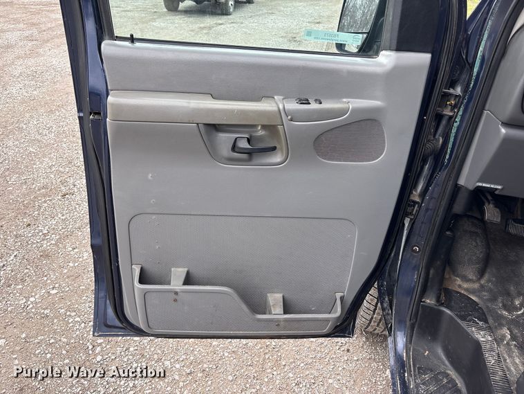 image for item FB3573 2003 Ford E150 van