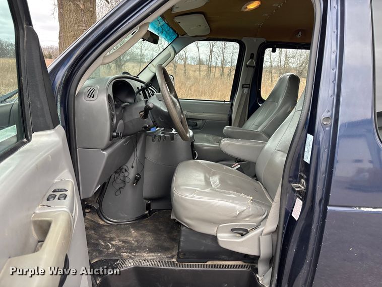 image for item FB3573 2003 Ford E150 van