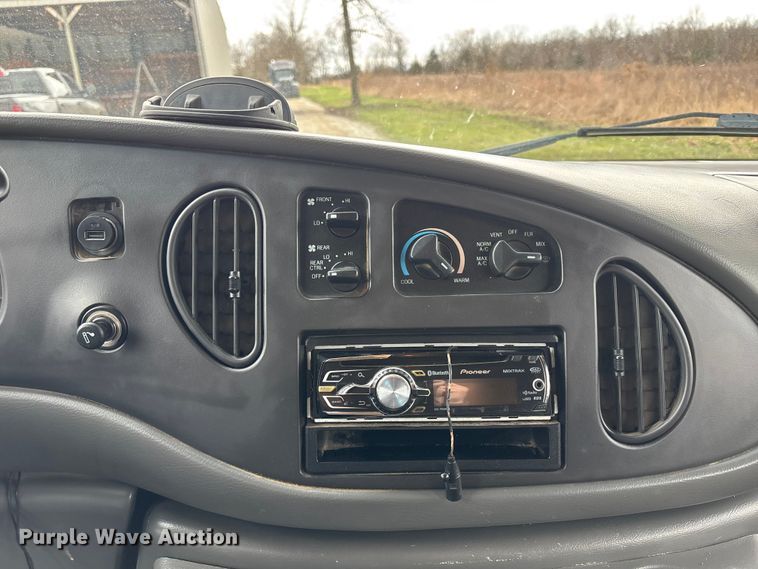 image for item FB3573 2003 Ford E150 van