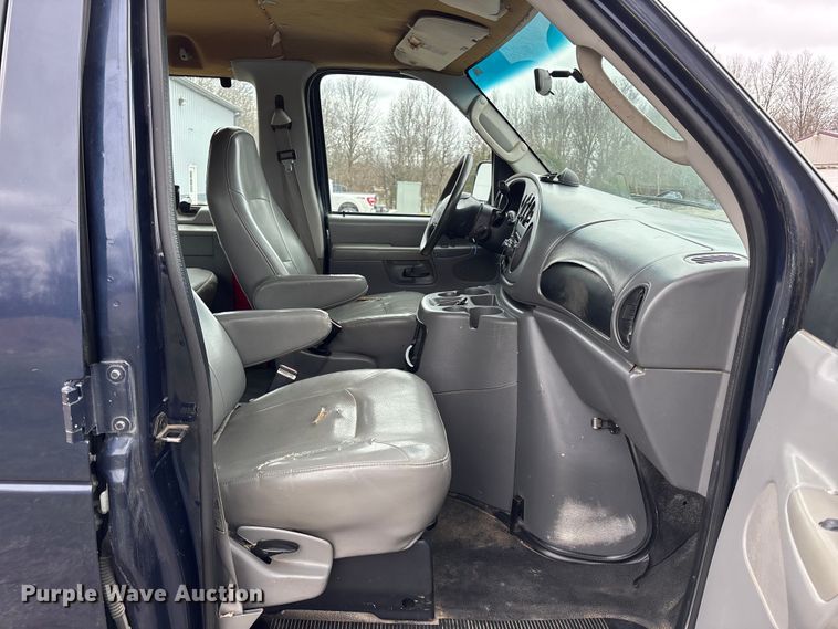 image for item FB3573 2003 Ford E150 van