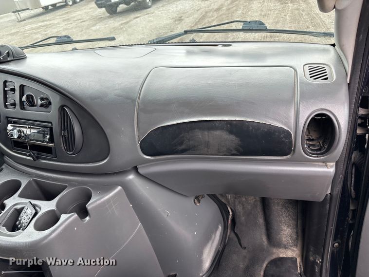 image for item FB3573 2003 Ford E150 van