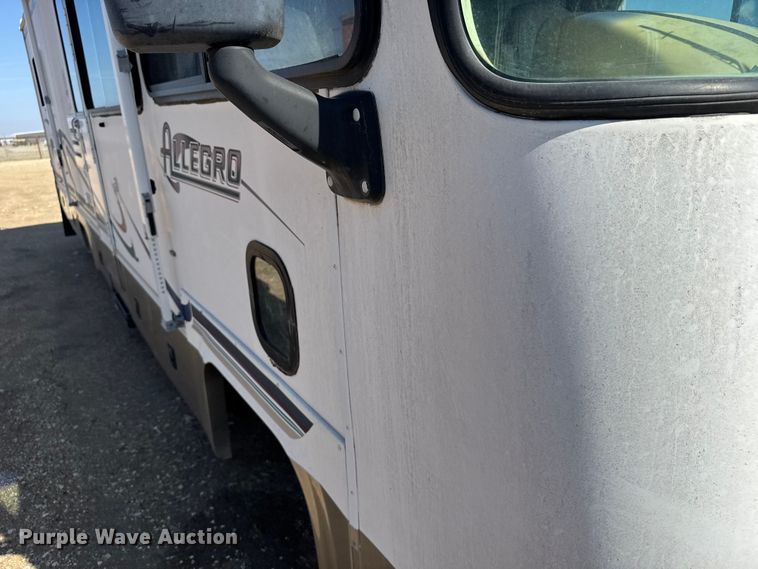 image for item FB6974 2000 Workhorse Allegro RV