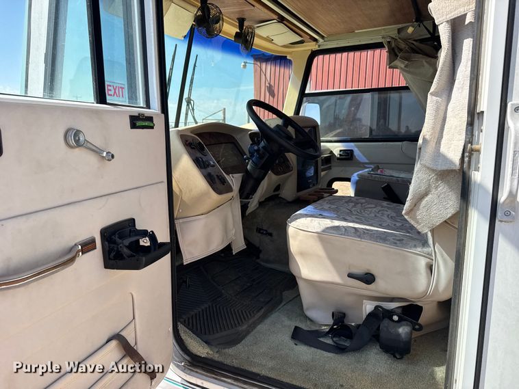 image for item FB6974 2000 Workhorse Allegro RV