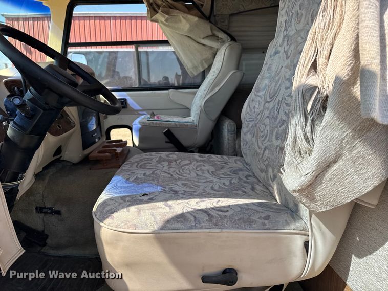 image for item FB6974 2000 Workhorse Allegro RV