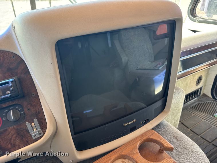 image for item FB6974 2000 Workhorse Allegro RV