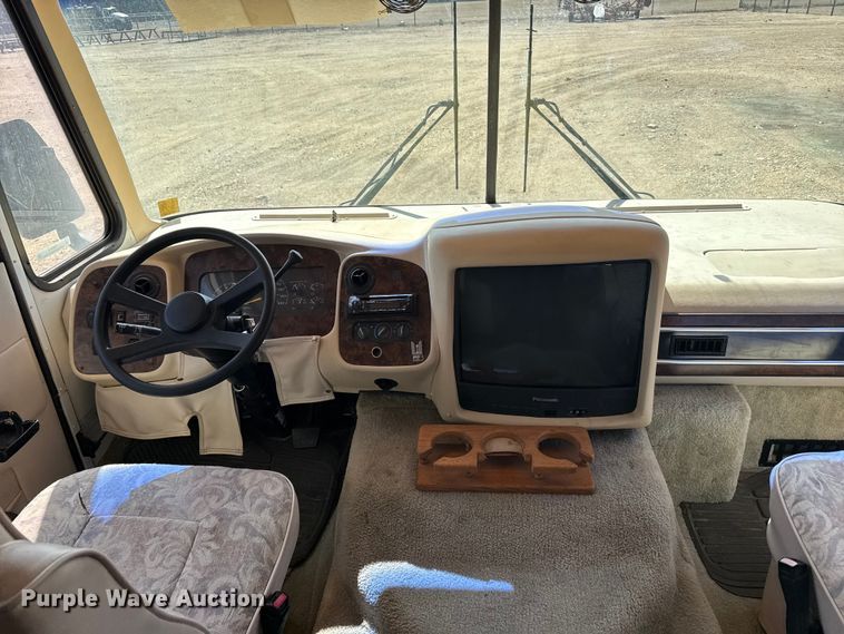 image for item FB6974 2000 Workhorse Allegro RV