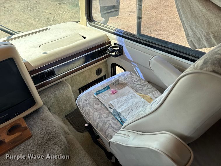 image for item FB6974 2000 Workhorse Allegro RV