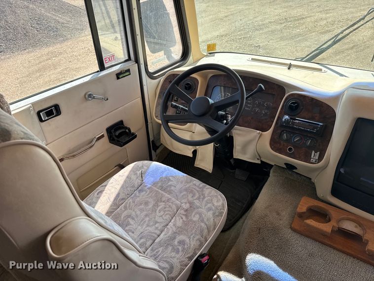 image for item FB6974 2000 Workhorse Allegro RV