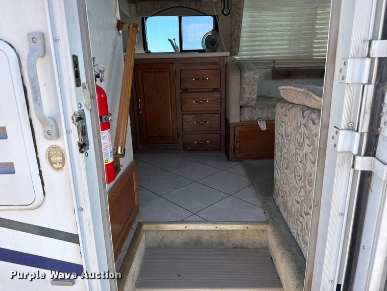 image for item FB6974 2000 Workhorse Allegro RV