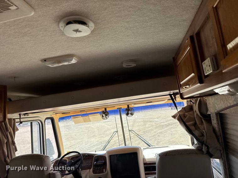 image for item FB6974 2000 Workhorse Allegro RV