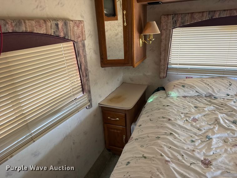 image for item FB6974 2000 Workhorse Allegro RV