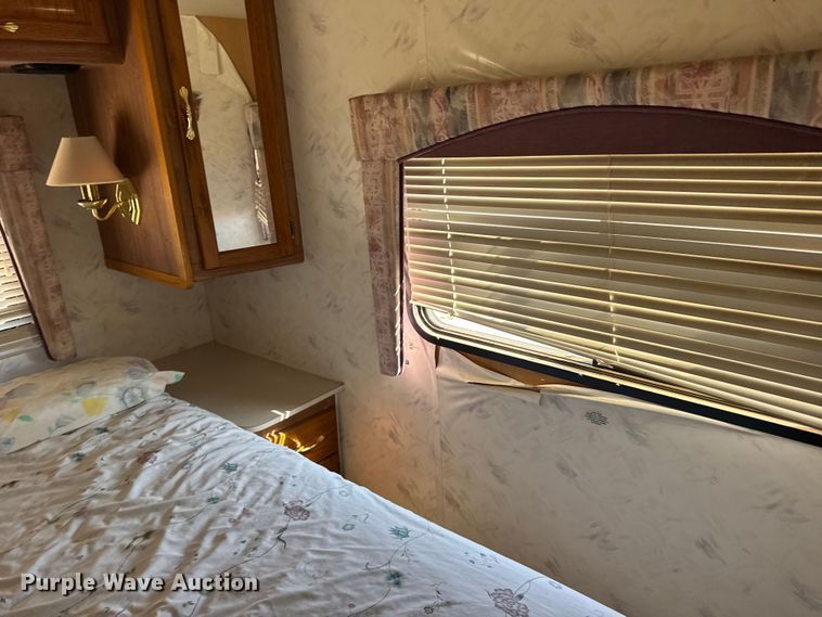 image for item FB6974 2000 Workhorse Allegro RV