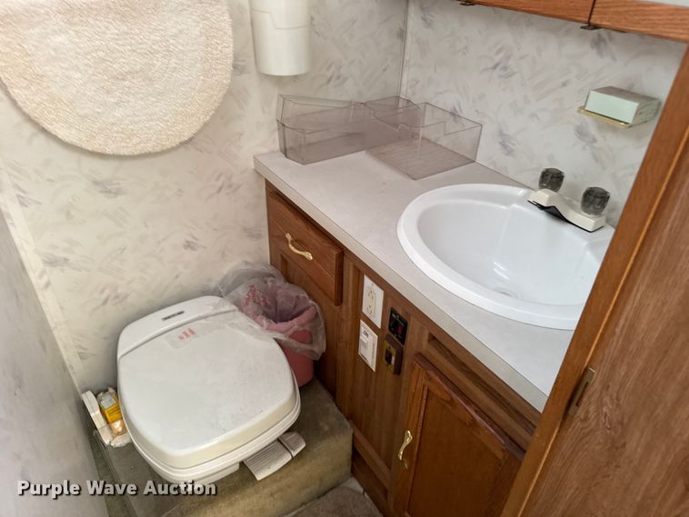 image for item FB6974 2000 Workhorse Allegro RV