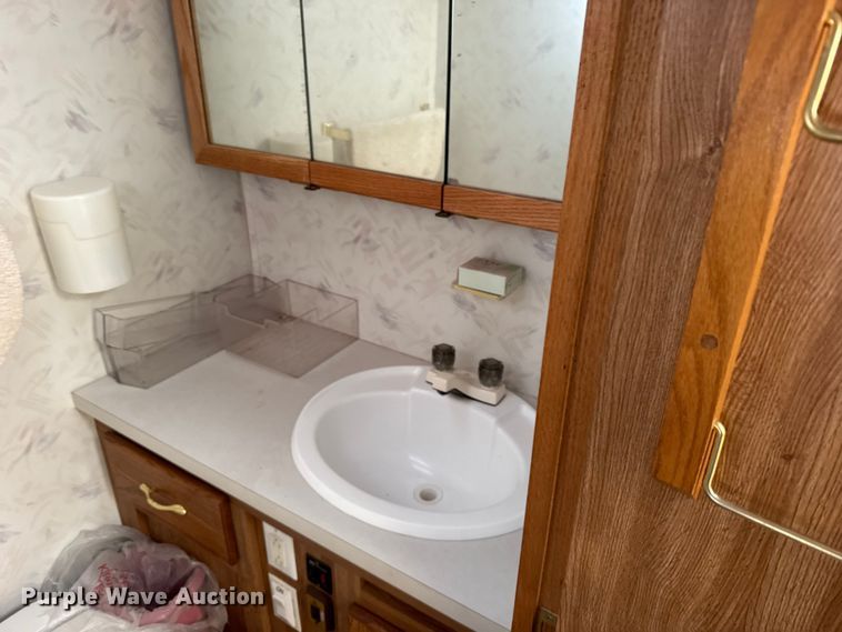 image for item FB6974 2000 Workhorse Allegro RV