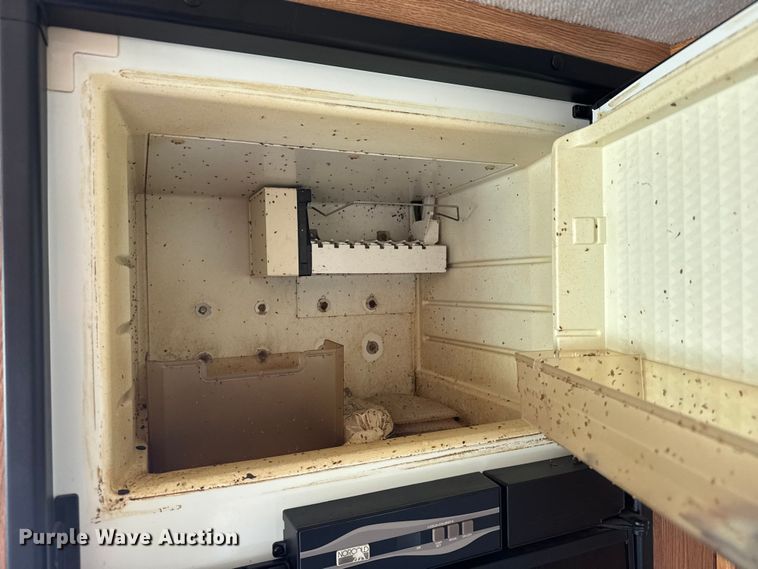 image for item FB6974 2000 Workhorse Allegro RV