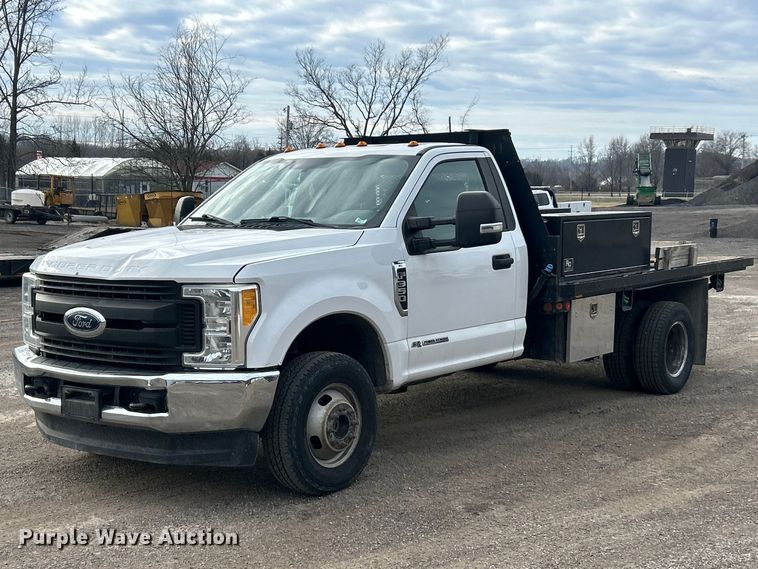 image for item FC5075 2018 Ford F350 XL Super Duty flatbed pickup truck