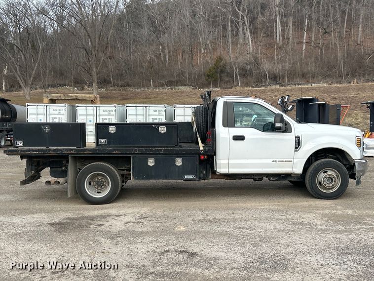 image for item FC5075 2018 Ford F350 XL Super Duty flatbed pickup truck