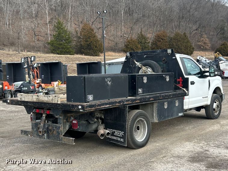 image for item FC5075 2018 Ford F350 XL Super Duty flatbed pickup truck