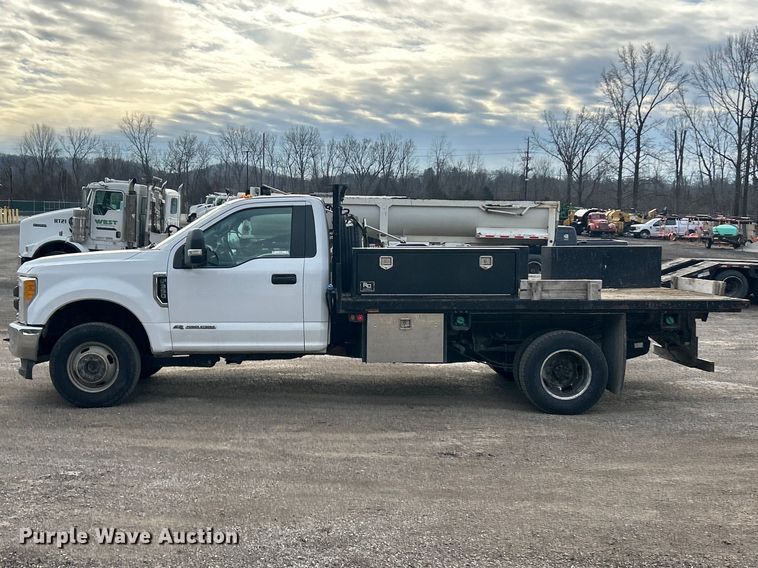 image for item FC5075 2018 Ford F350 XL Super Duty flatbed pickup truck