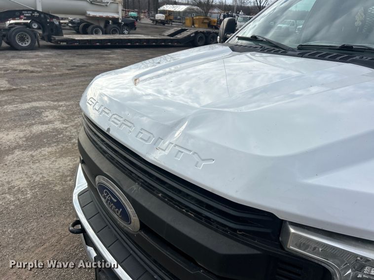 image for item FC5075 2018 Ford F350 XL Super Duty flatbed pickup truck