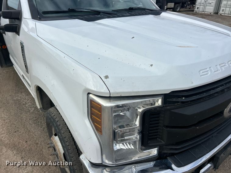 image for item FC5075 2018 Ford F350 XL Super Duty flatbed pickup truck