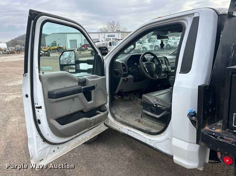 image for item FC5075 2018 Ford F350 XL Super Duty flatbed pickup truck