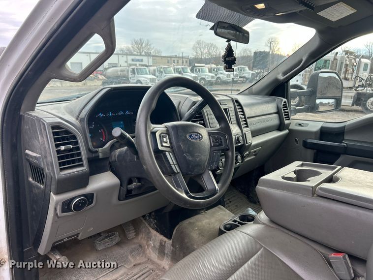 image for item FC5075 2018 Ford F350 XL Super Duty flatbed pickup truck