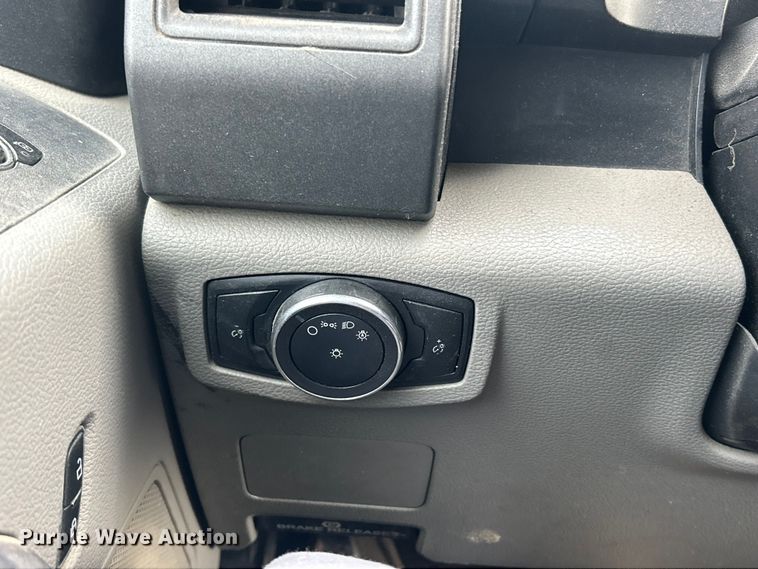 image for item FC5075 2018 Ford F350 XL Super Duty flatbed pickup truck