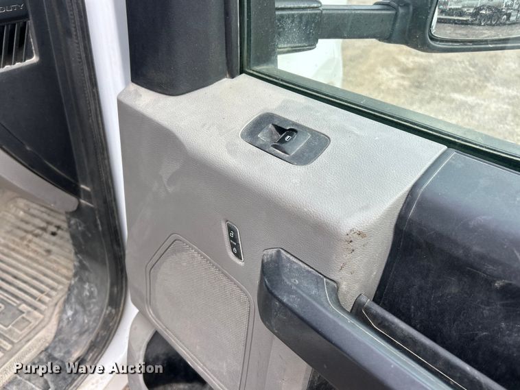 image for item FC5075 2018 Ford F350 XL Super Duty flatbed pickup truck