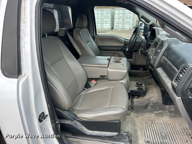 image for item FC5075 2018 Ford F350 XL Super Duty flatbed pickup truck