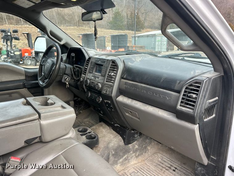 image for item FC5075 2018 Ford F350 XL Super Duty flatbed pickup truck