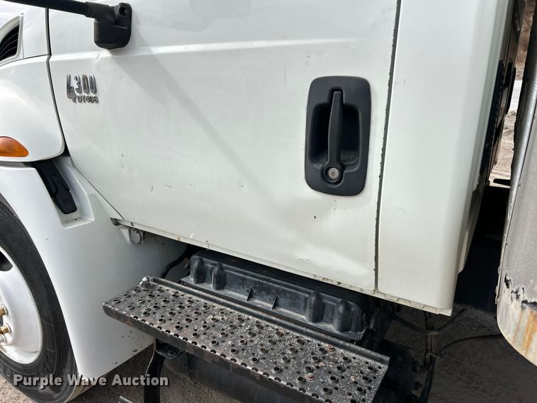 image for item FC5078 2006 International 4300 box truck