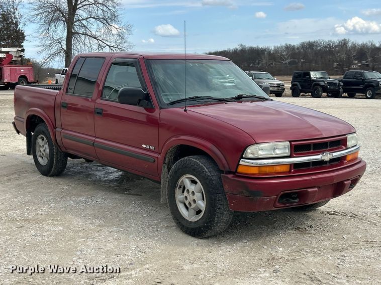 image for item FC5150 2003 Chevrolet S10 Crew Cab pickup truck