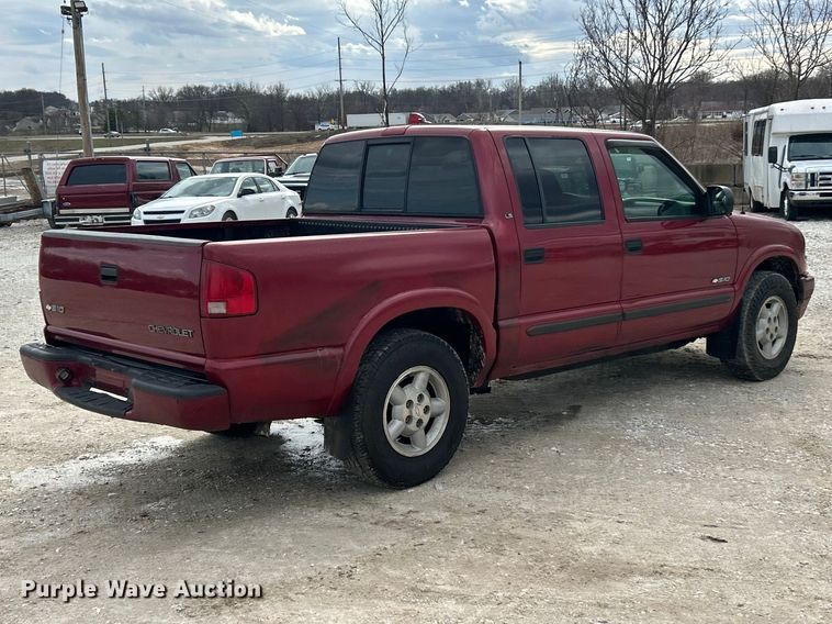 image for item FC5150 2003 Chevrolet S10 Crew Cab pickup truck