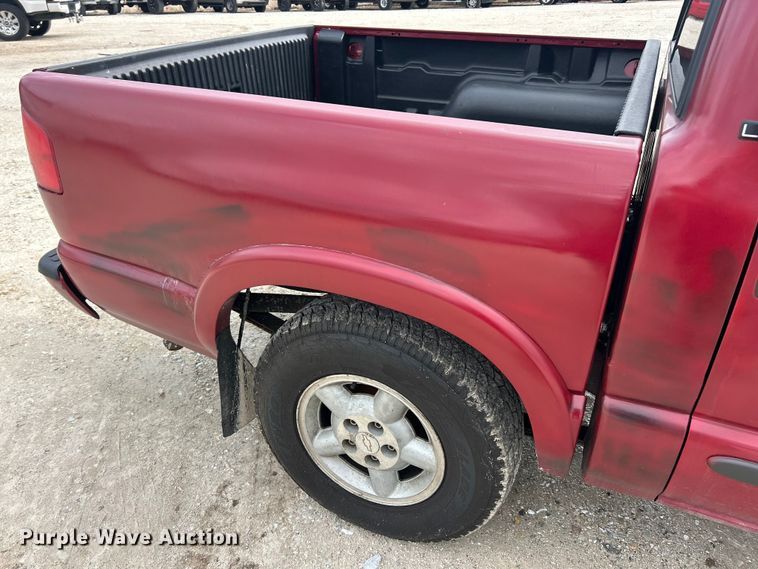 image for item FC5150 2003 Chevrolet S10 Crew Cab pickup truck