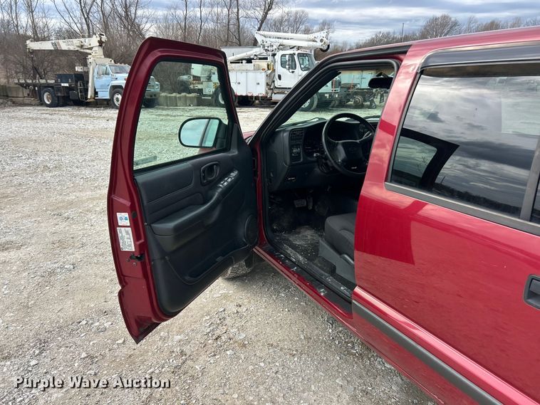 image for item FC5150 2003 Chevrolet S10 Crew Cab pickup truck