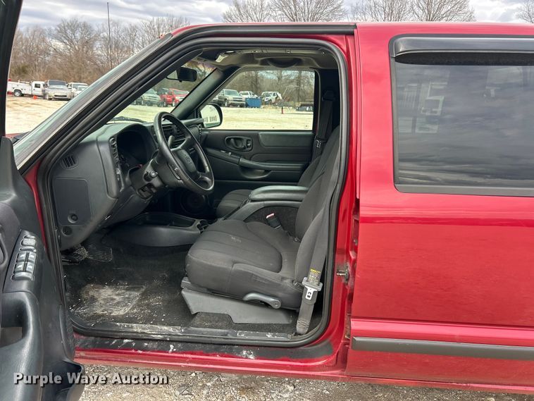 image for item FC5150 2003 Chevrolet S10 Crew Cab pickup truck