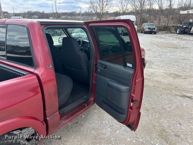 image for item FC5150 2003 Chevrolet S10 Crew Cab pickup truck