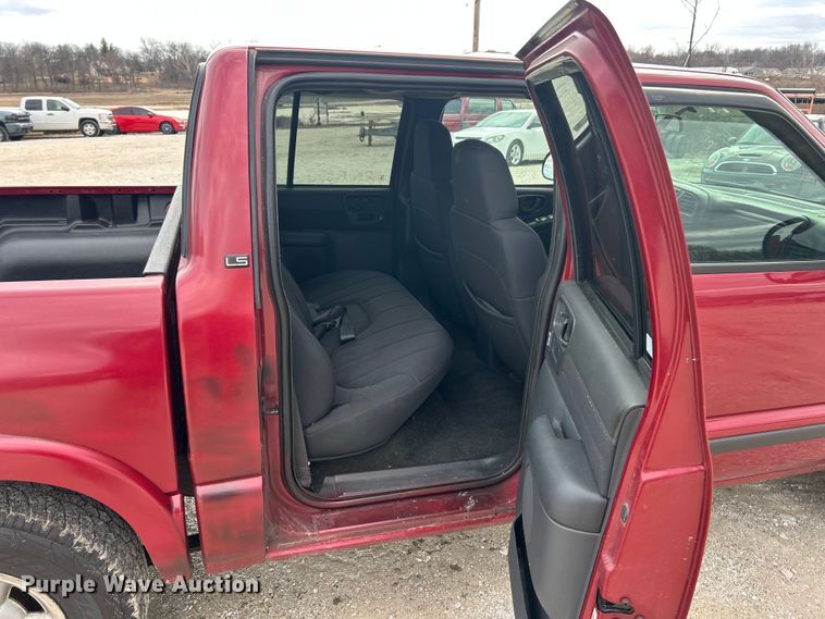 image for item FC5150 2003 Chevrolet S10 Crew Cab pickup truck