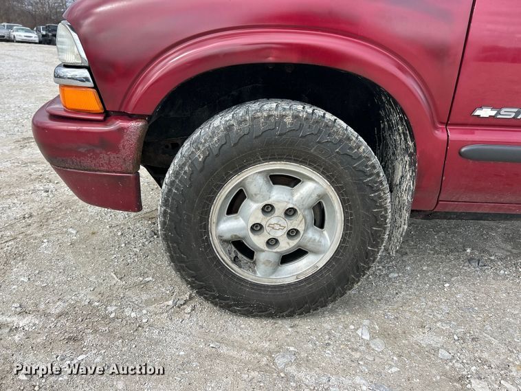 image for item FC5150 2003 Chevrolet S10 Crew Cab pickup truck