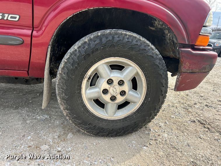 image for item FC5150 2003 Chevrolet S10 Crew Cab pickup truck