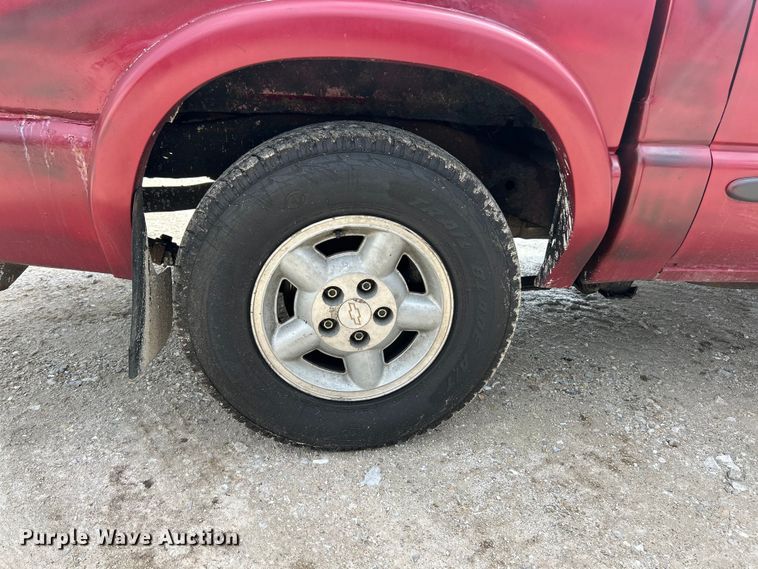 image for item FC5150 2003 Chevrolet S10 Crew Cab pickup truck