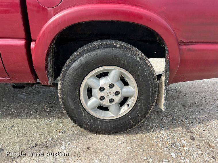 image for item FC5150 2003 Chevrolet S10 Crew Cab pickup truck