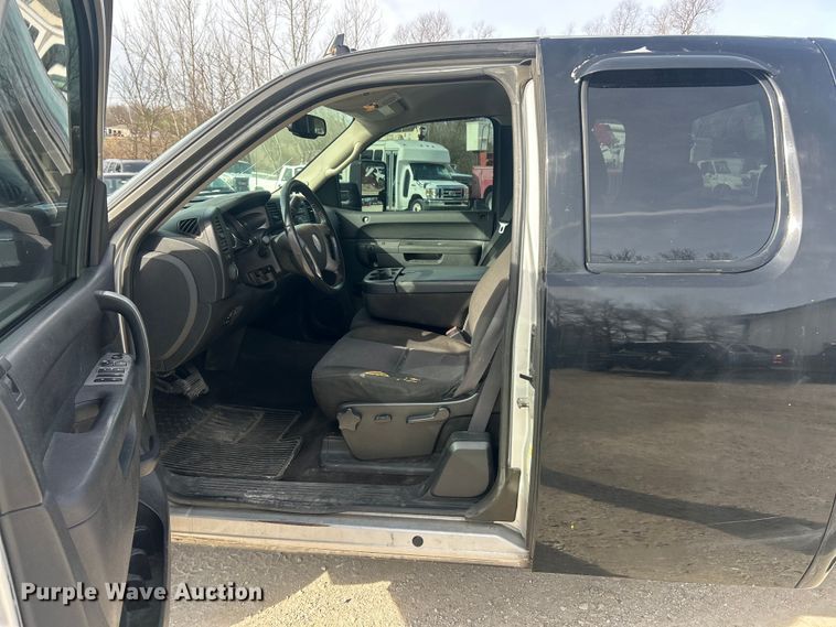 image for item FC5191 2011 GMC Sierra 3500HD Ext. Cab pickup truck cab and chassis