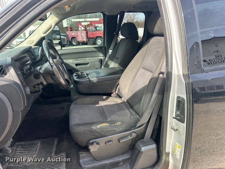 image for item FC5191 2011 GMC Sierra 3500HD Ext. Cab pickup truck cab and chassis