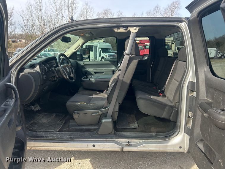 image for item FC5191 2011 GMC Sierra 3500HD Ext. Cab pickup truck cab and chassis