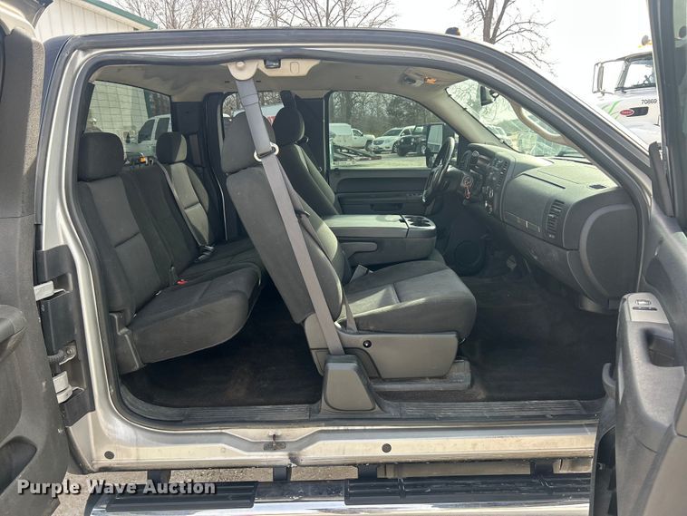 image for item FC5191 2011 GMC Sierra 3500HD Ext. Cab pickup truck cab and chassis