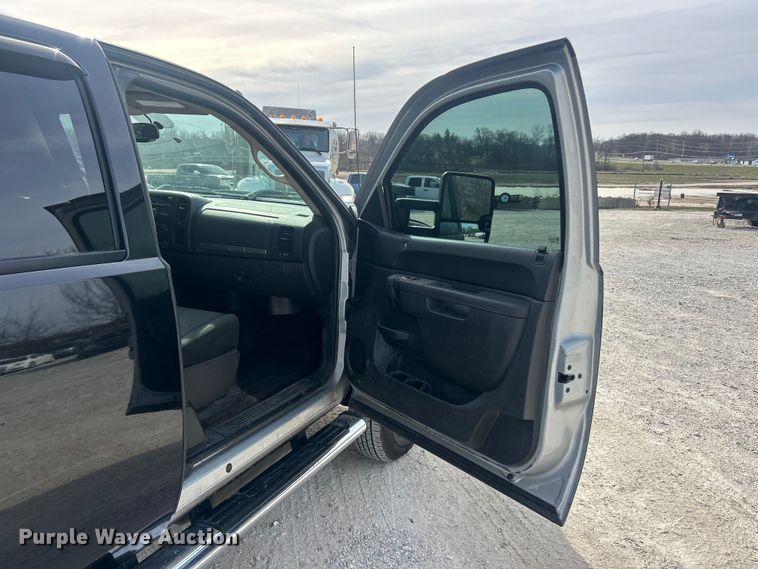 image for item FC5191 2011 GMC Sierra 3500HD Ext. Cab pickup truck cab and chassis